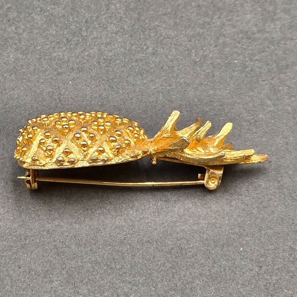 VTG Gold Tone Pineapple Brooch Pin 2" Textured Details Success Hospitality - Picture 2 of 5